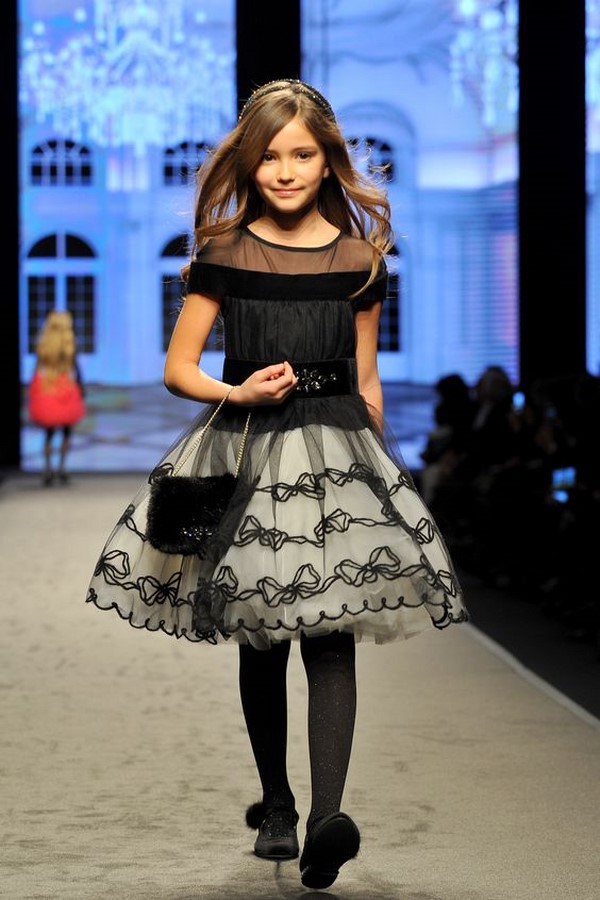 Красивейшие платья для девочек 2024-2025 года: лучшие идеи образов для юных принцесс